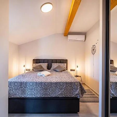 Holiday home Black Wood Zadar